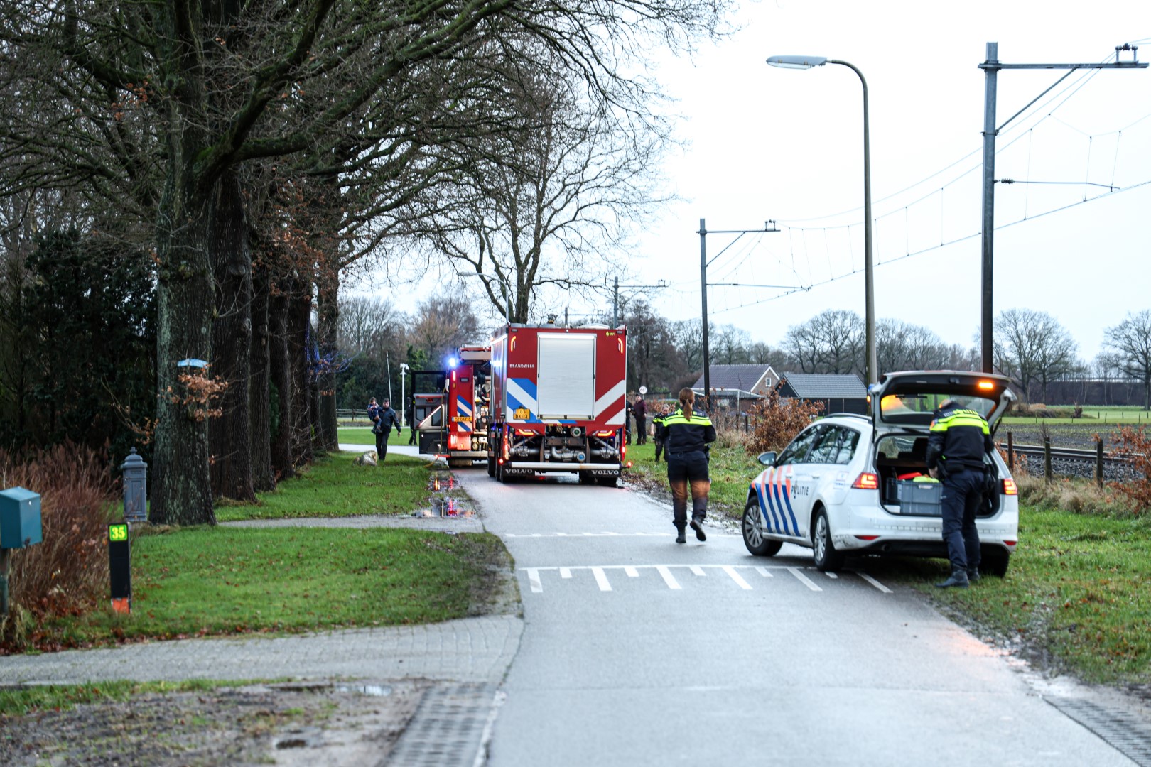 Caravan uitgebrand achter woning Emmen