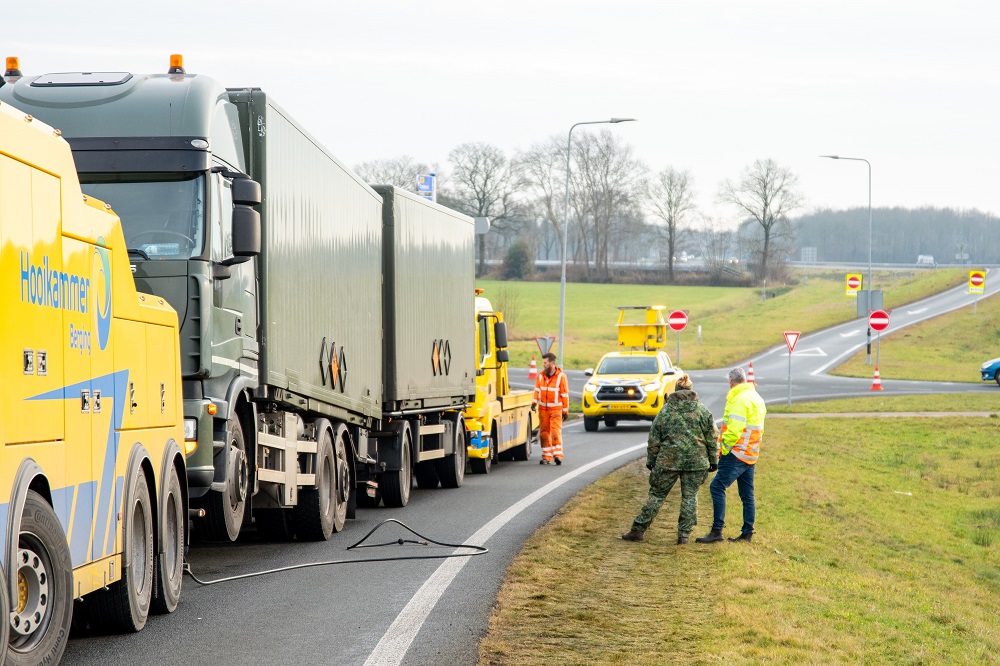 Vrachtwagen met munitie van Defensie strandt op oprit N381