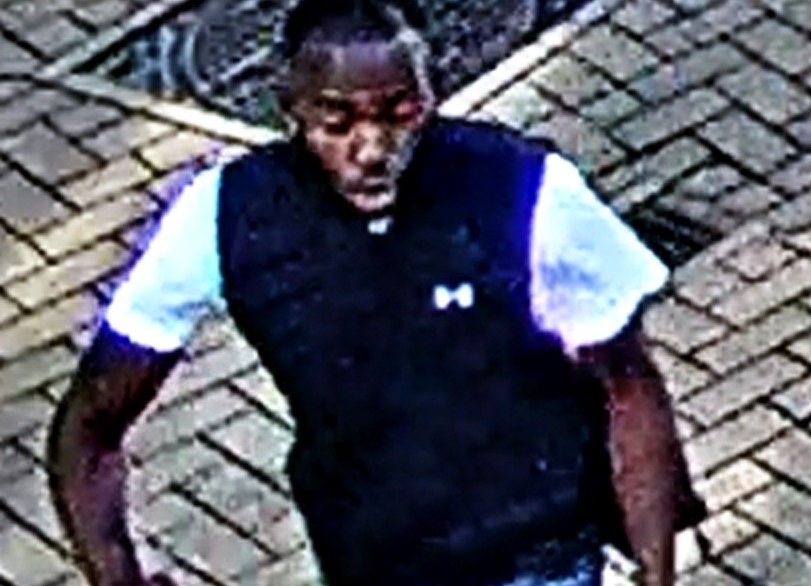 Indringer betast slapende vrouw: politie zoekt dader