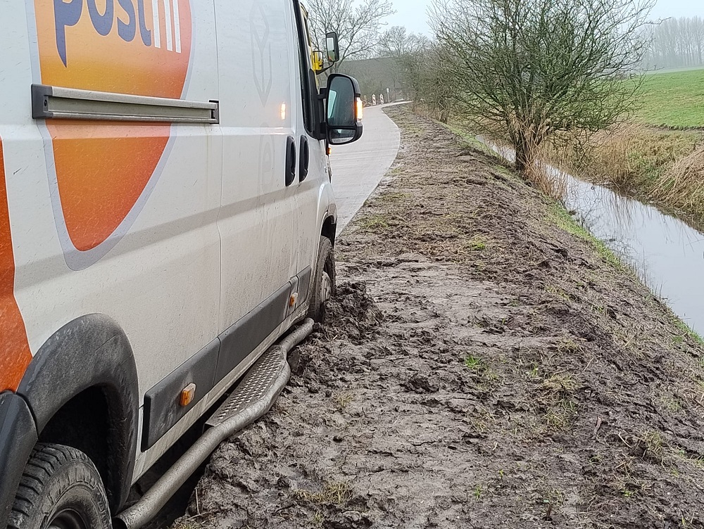 Pakketbezorger rijdt zich vast na uitwijkmanoeuvre