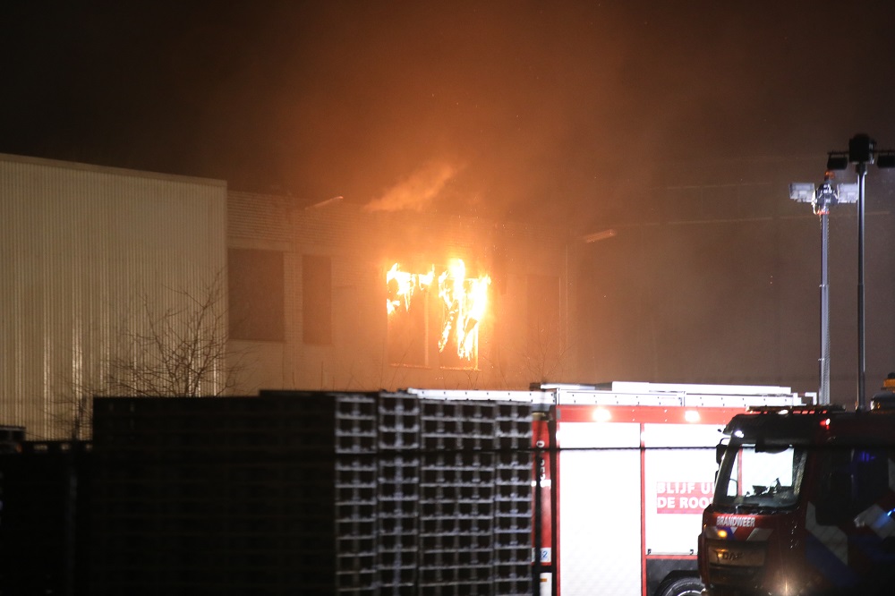 Uitslaande brand in leegstaand kantoorpand bij lijmfabriek