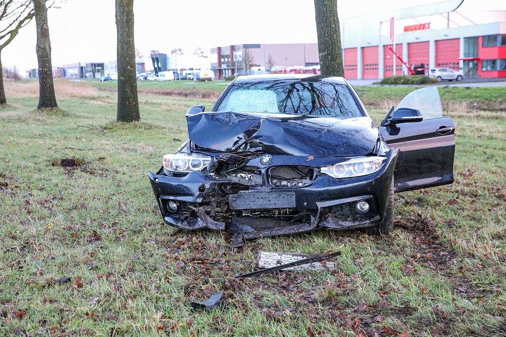 Auto raakt van de weg en botst tegen boom