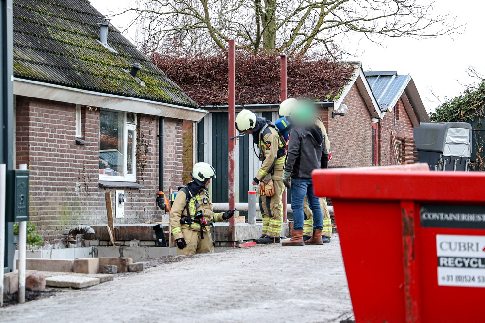 Gaslek door werkzaamheden, brandweer verricht metingen