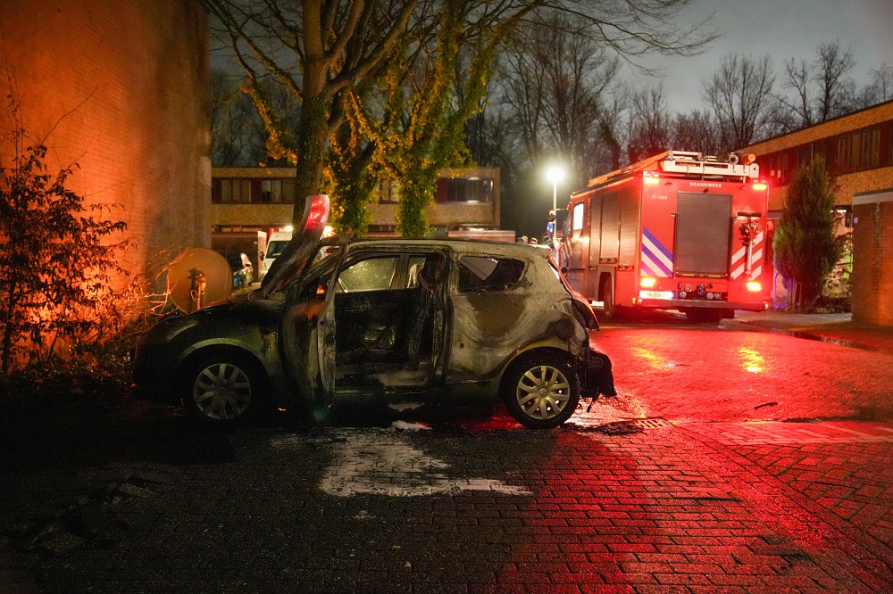 Geparkeerde auto verwoest door brand, politie onderzoekt oorzaak