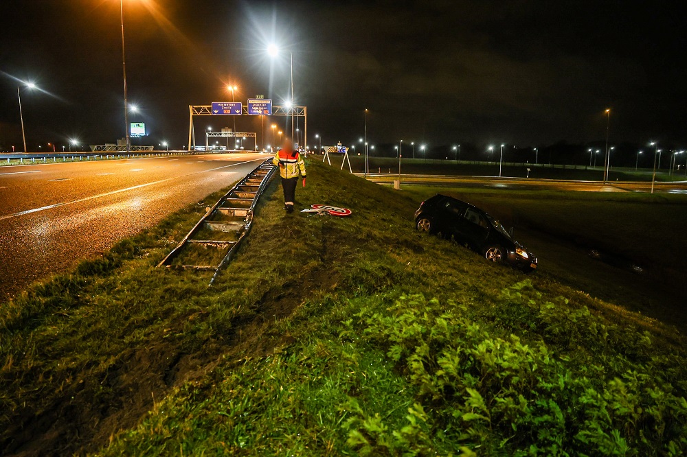 Auto raakt van de weg en ramt verkeersbord