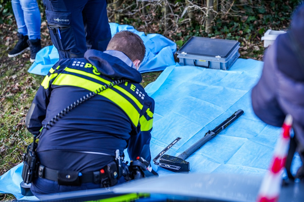 Politie vindt moker in sloot tijdens groot onderzoek naar kunstroof