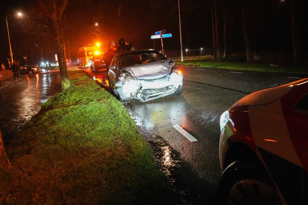 Auto belandt in sloot na botsing