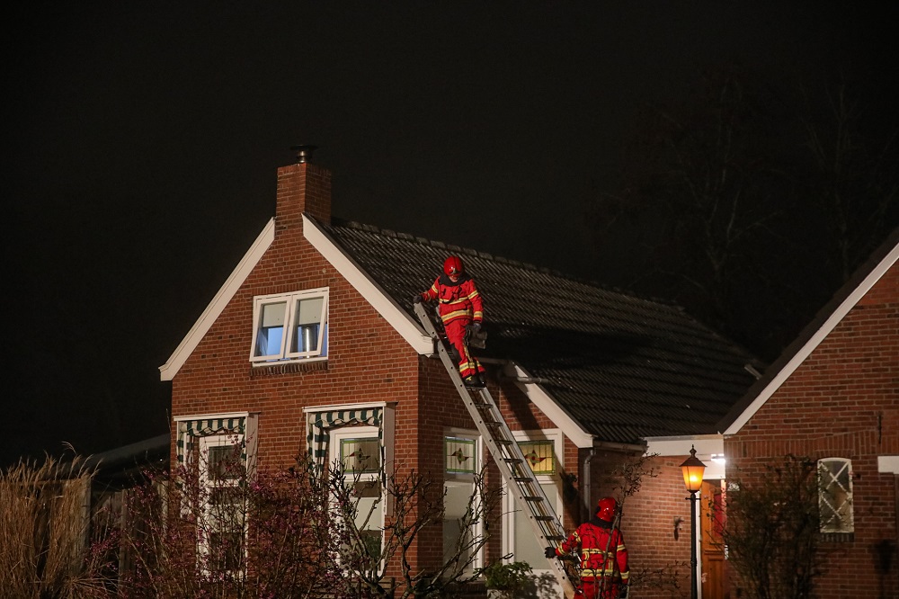 Schoorsteenbrand zorgt voor rookontwikkeling over dakpannen