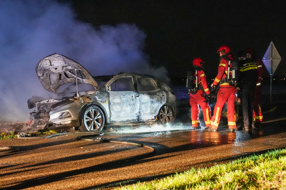 Auto in lichterlaaie, inzittenden spoorloos