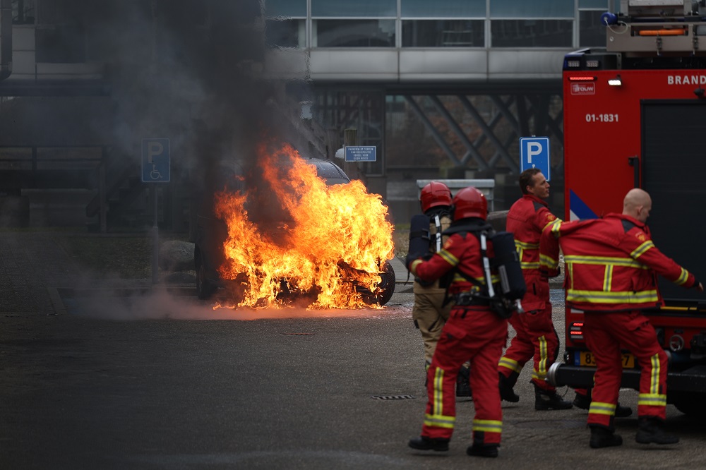 Auto vliegt in brand op terrein van politiebureau