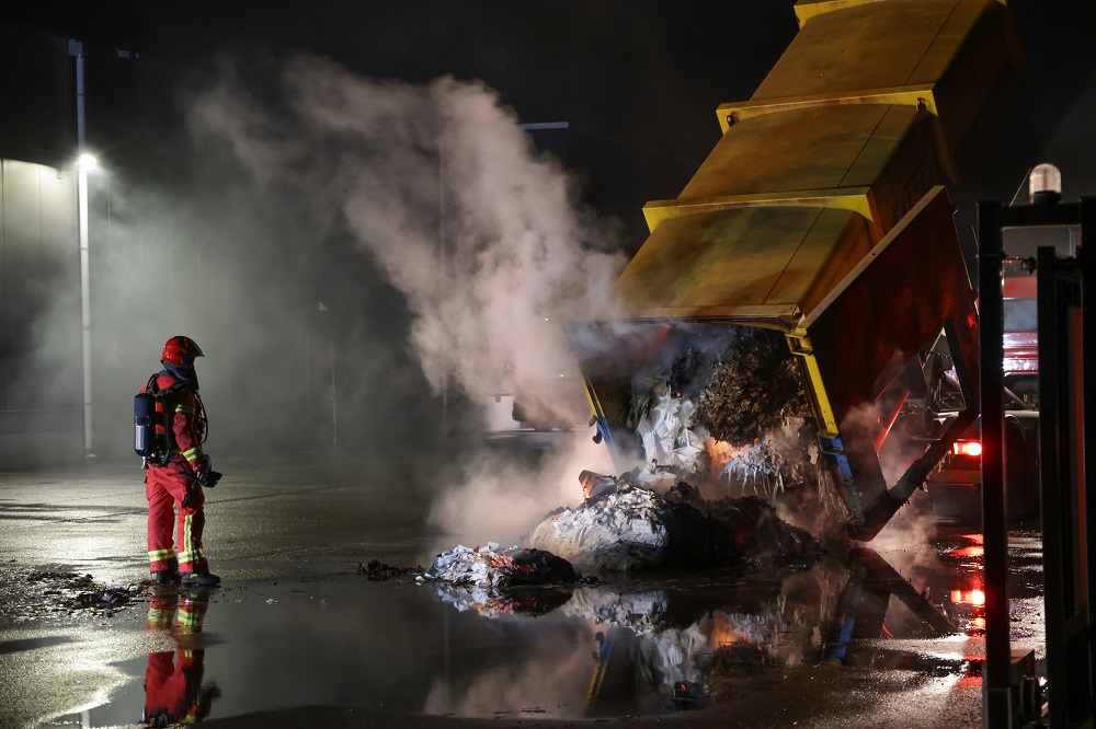 Papiercontainer vliegt in brand bij bedrijf