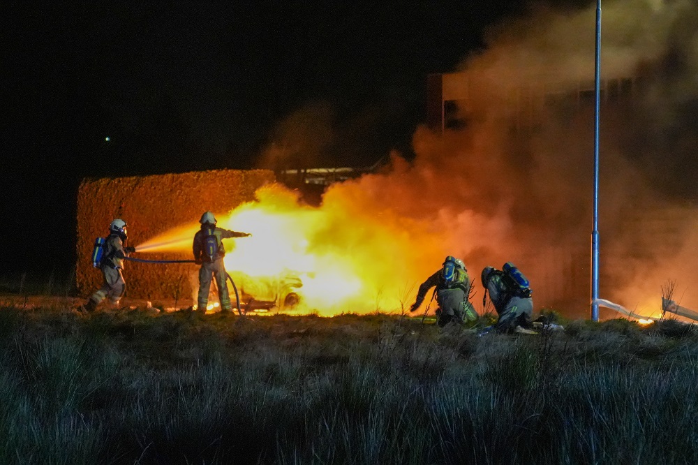 Auto en schutting door brand verwoest
