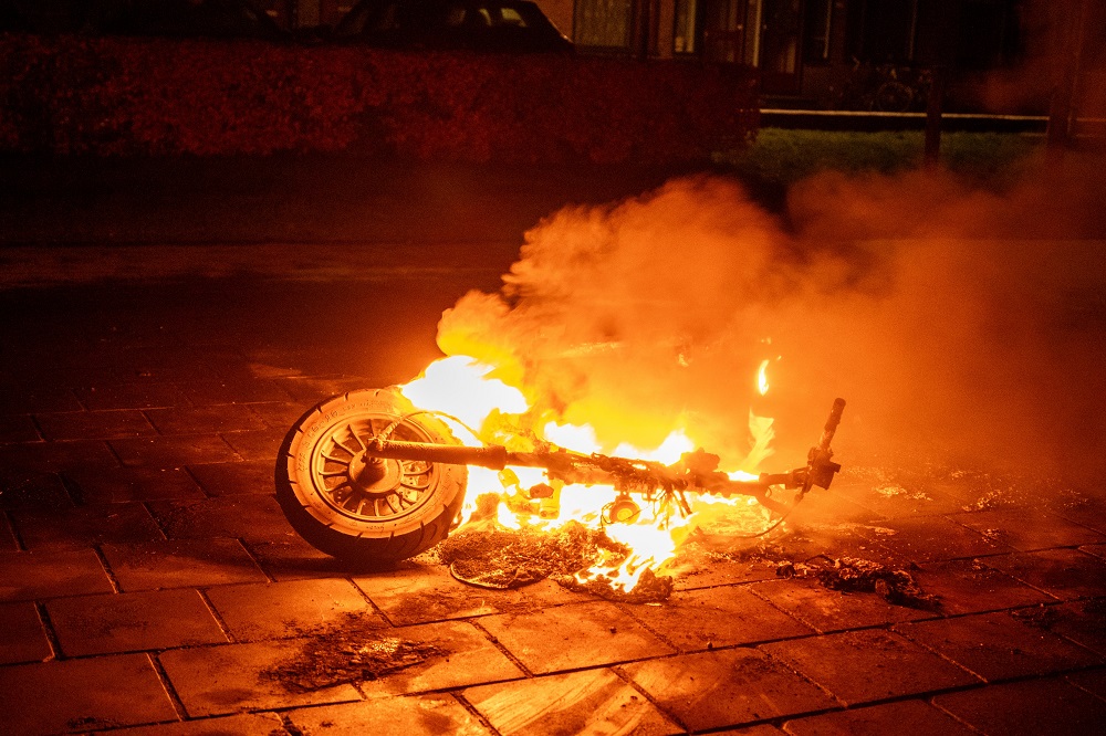 Scooter uitgebrand, mogelijk brandstichting