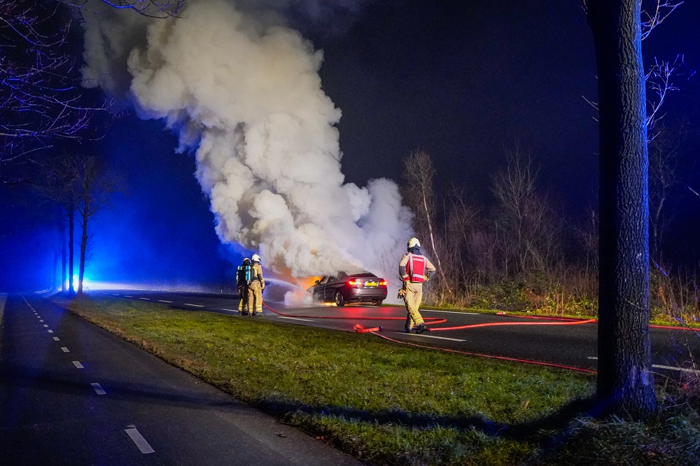Auto vliegt in brand tijdens het rijden