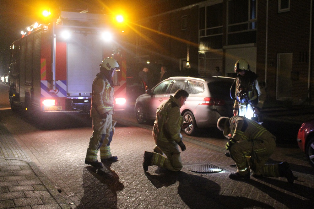 Brandweer spoelt riool na overlast van terpentine geur