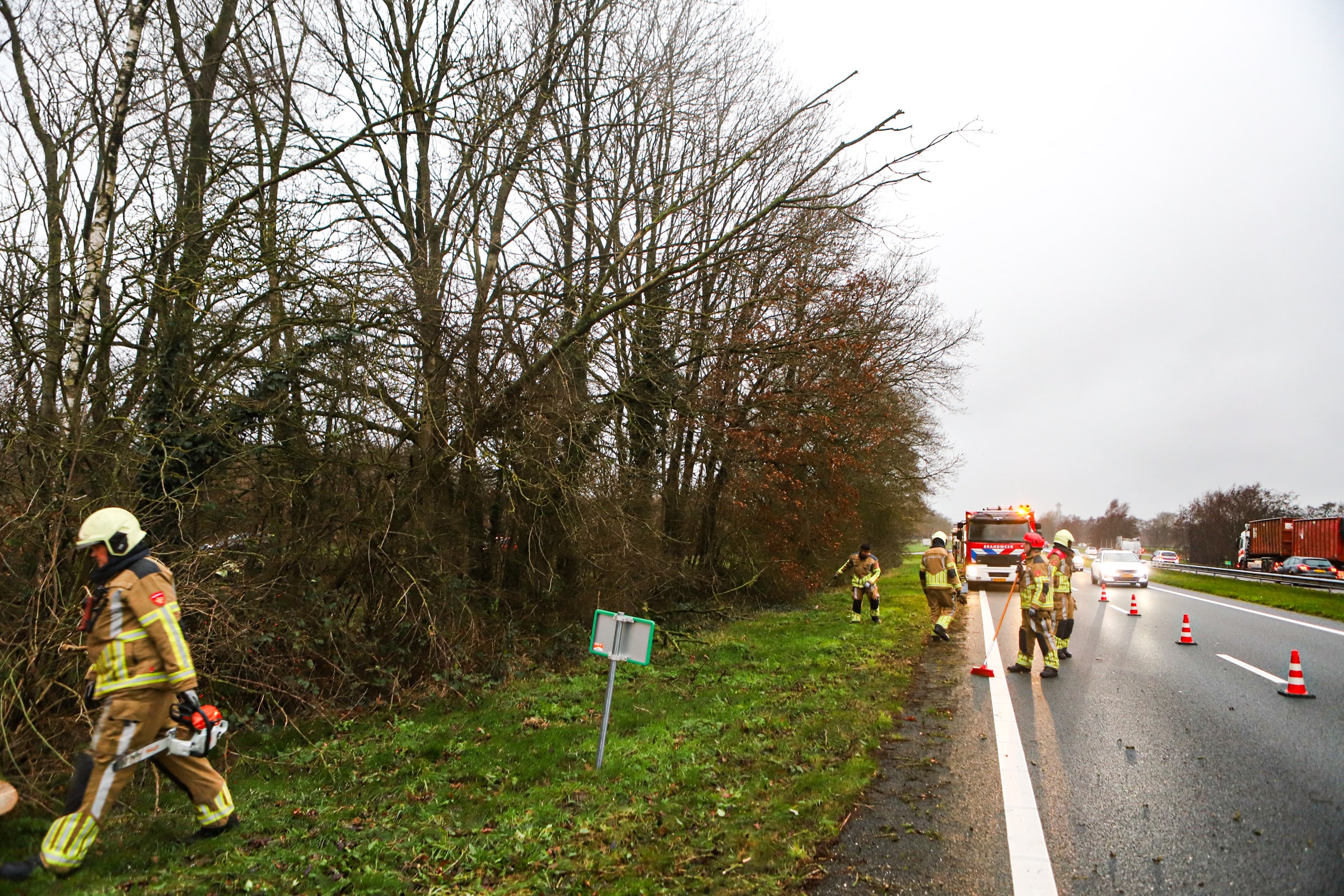 Rijbaan dicht door gevaarlijk hangende boom