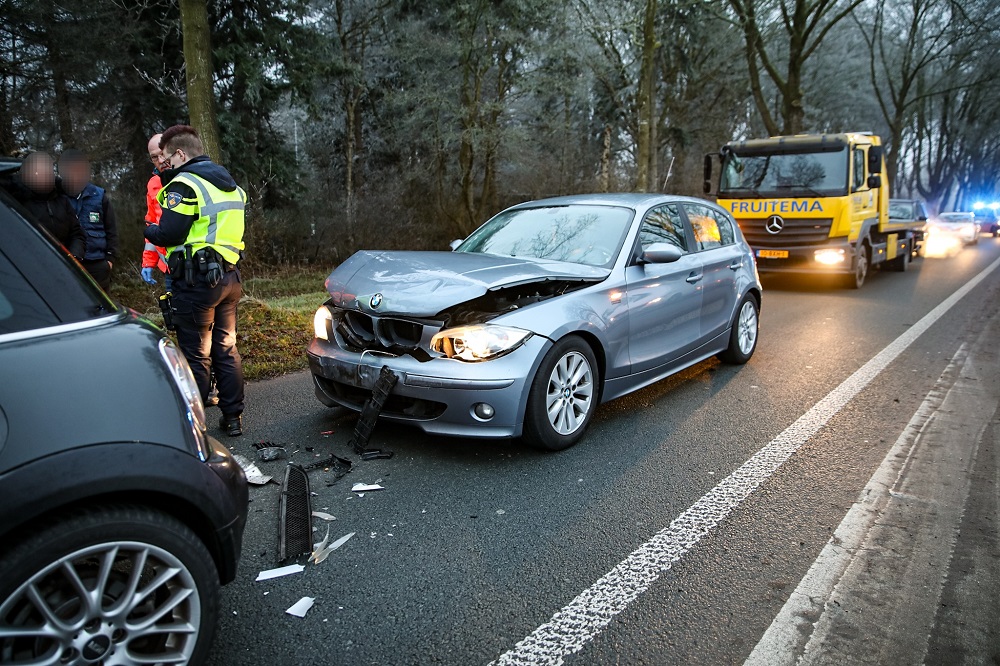 Drie voertuigen beschadigd door kop-staart botsing