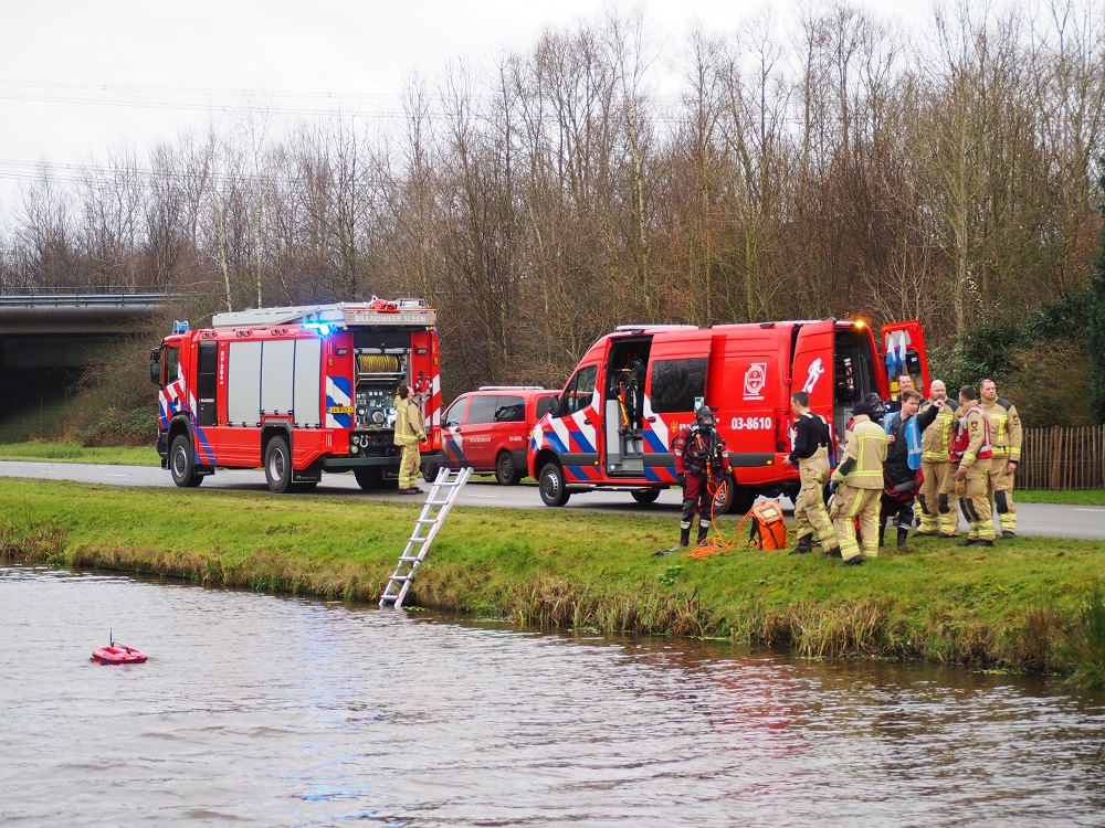 Massale zoektocht naar auto te water, ook trauma helikopter geland