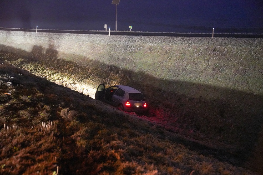 Auto raakt door gladheid van de weg