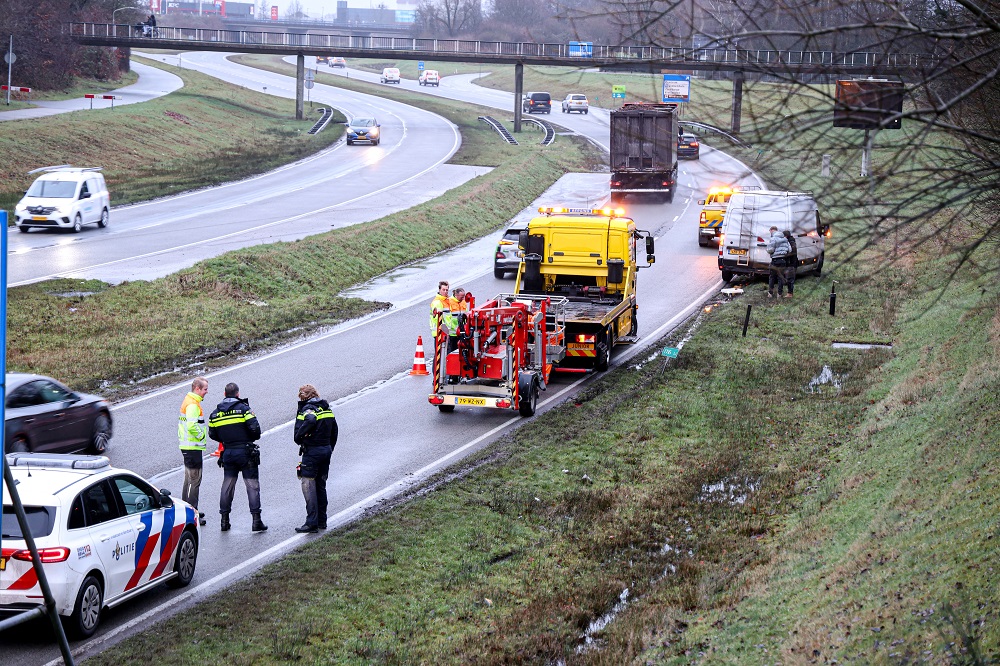 Aanhanger raakt los van bestelbus op Rondweg in Emmen