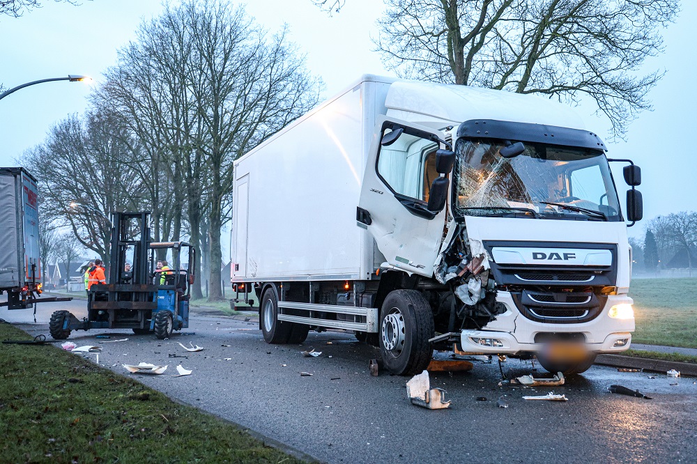 Vrachtwagen ramt kooiaap, weg dicht voor verkeer