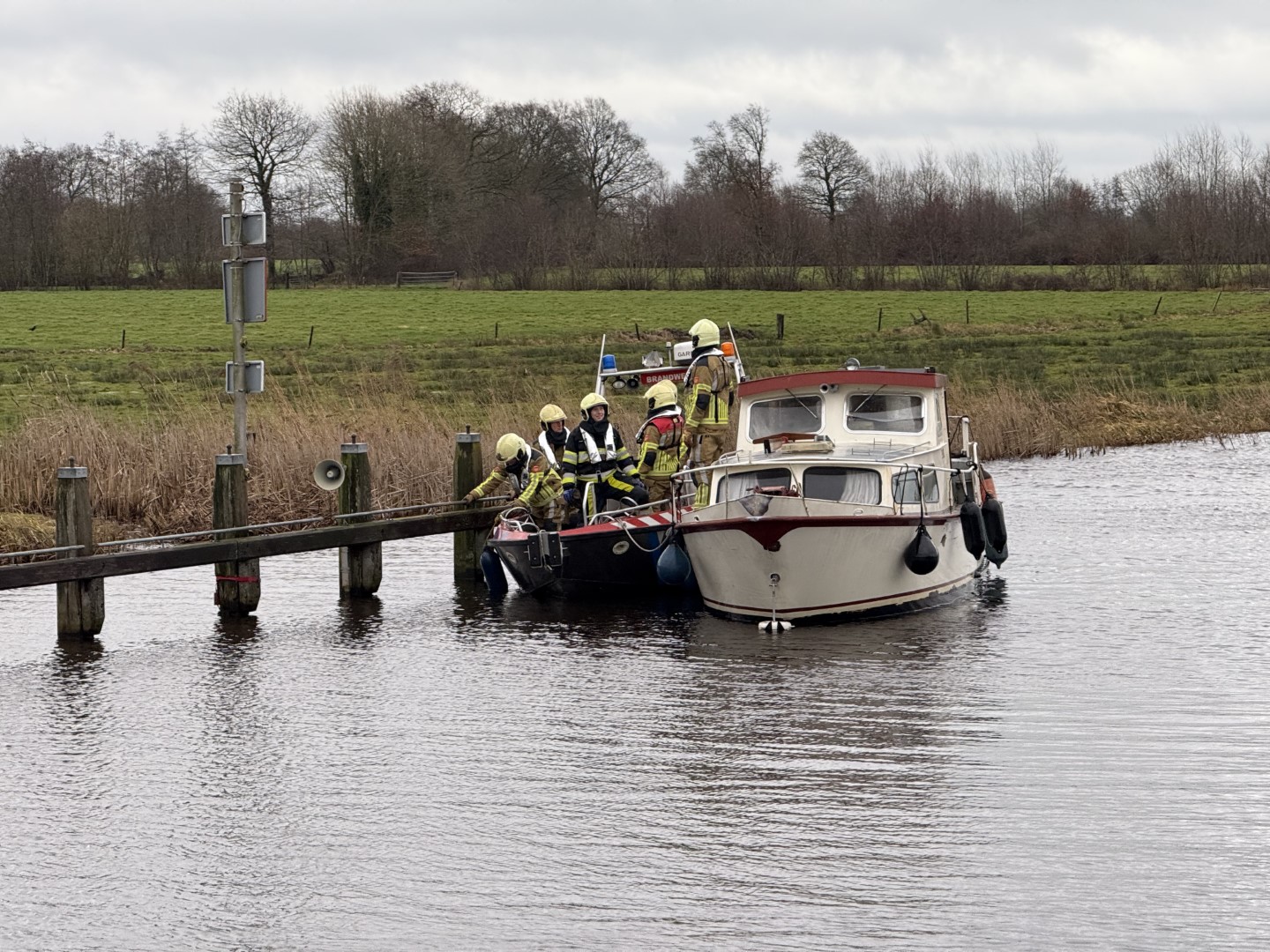 Brandweer redt op drift geraakte boot