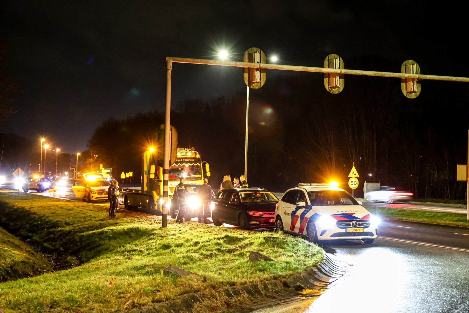 Weg deels afgesloten na ongeval tussen twee voertuigen
