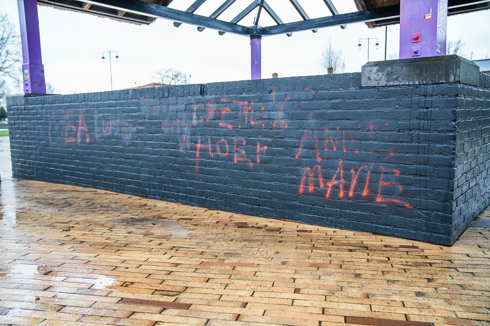 Vandalen richten schade aan, gemeente doet aangifte