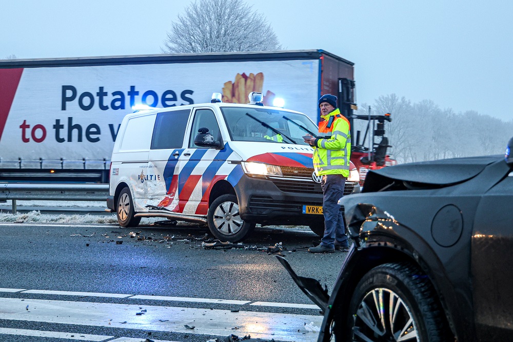 Chaos op N33 na meerdere ongevallen, ook politiewagen geramd
