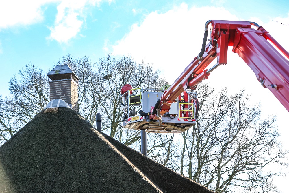 Schoorsteenbrand bij vrijstaande woning met rieten dak