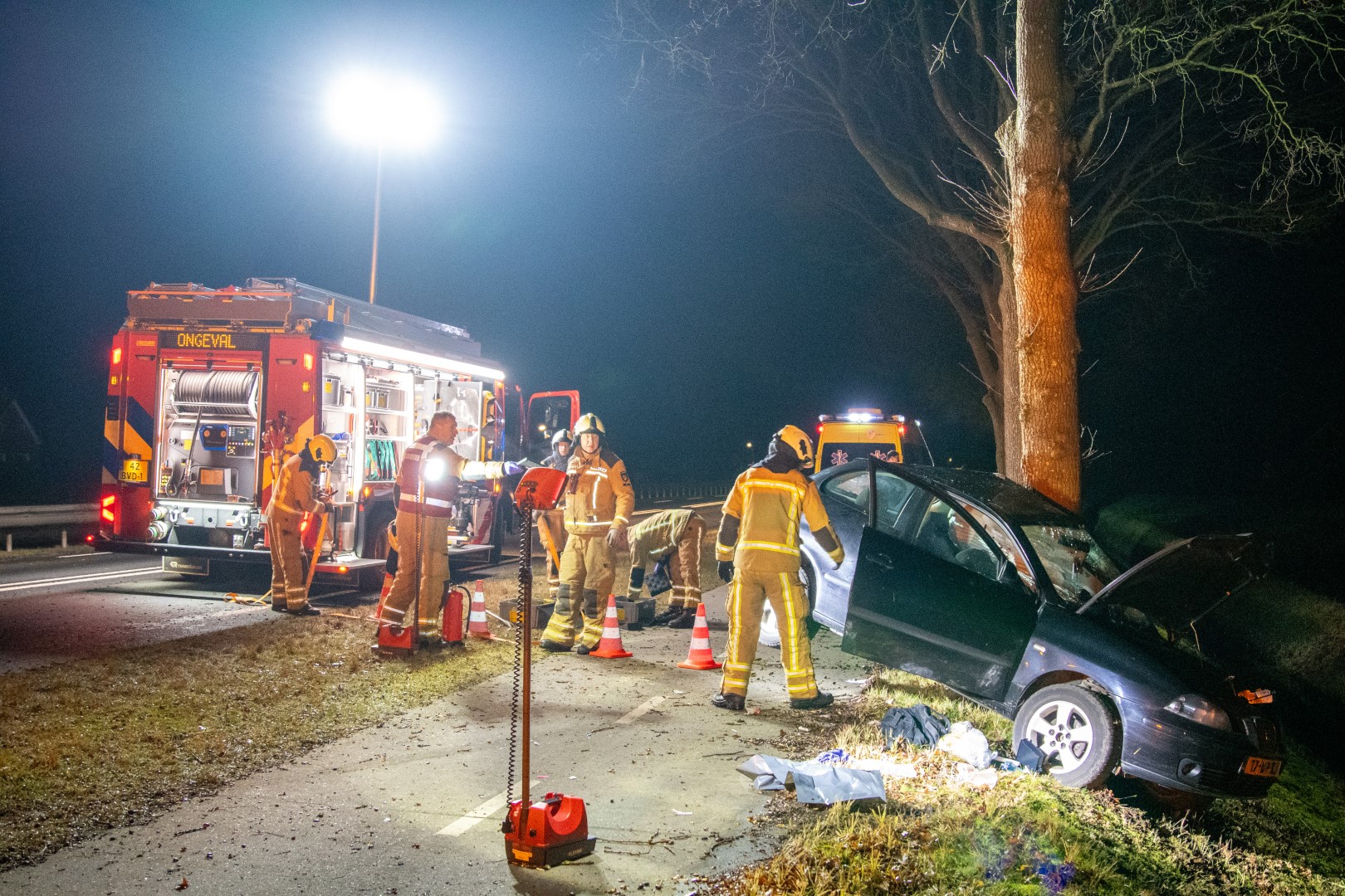 Automobilist ernstig gewond na ongeval tegen boom