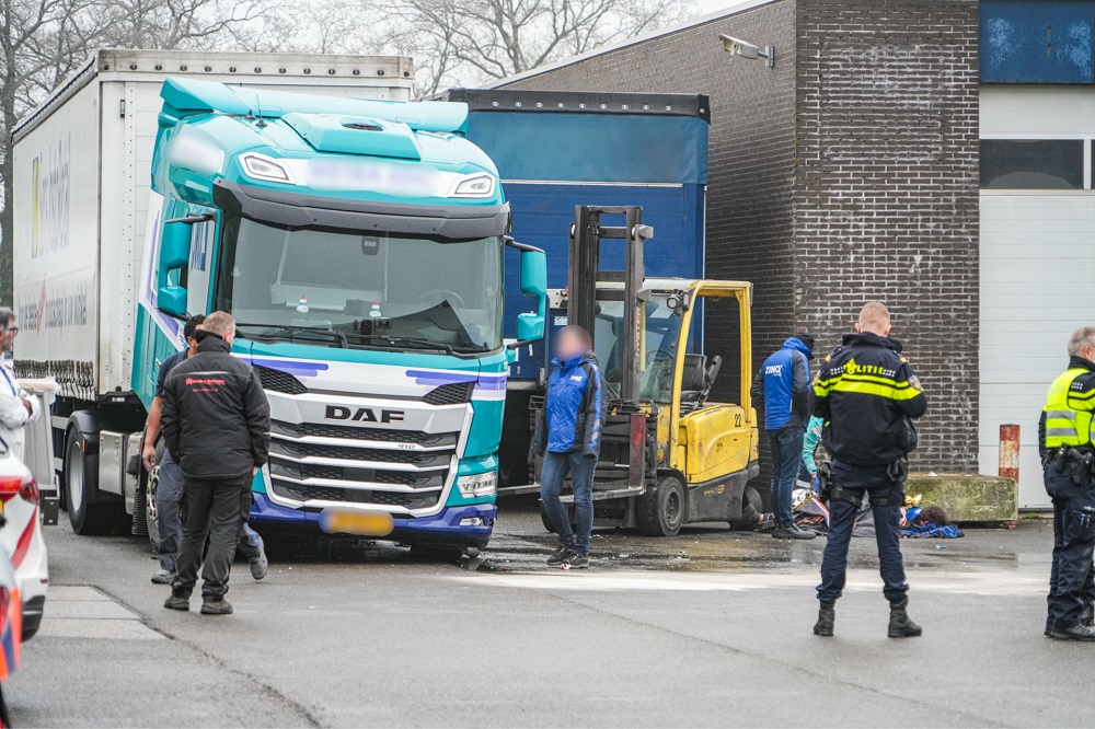 Zwaargewonde bij ongeval tussen heftruck en vrachtwagen