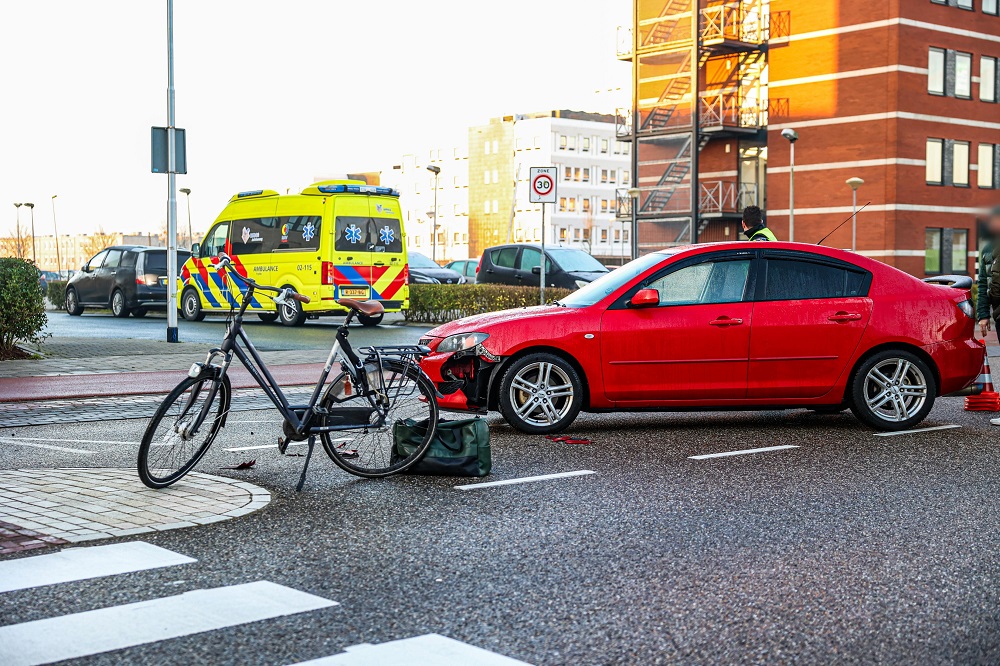 Fietser gewond na botsing met auto