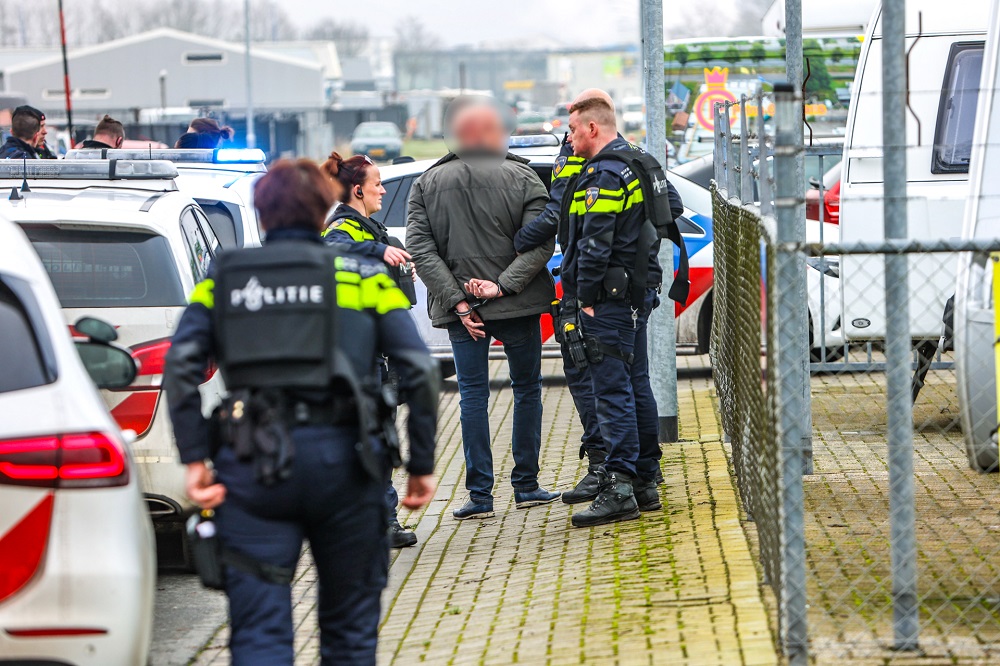 Twee personen aangehouden na melding over bedreiging met wapen