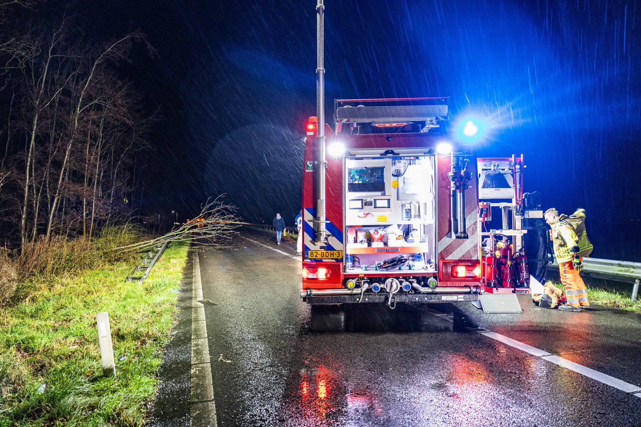 Autos beschadigd nadat boom omvalt bij snelweg