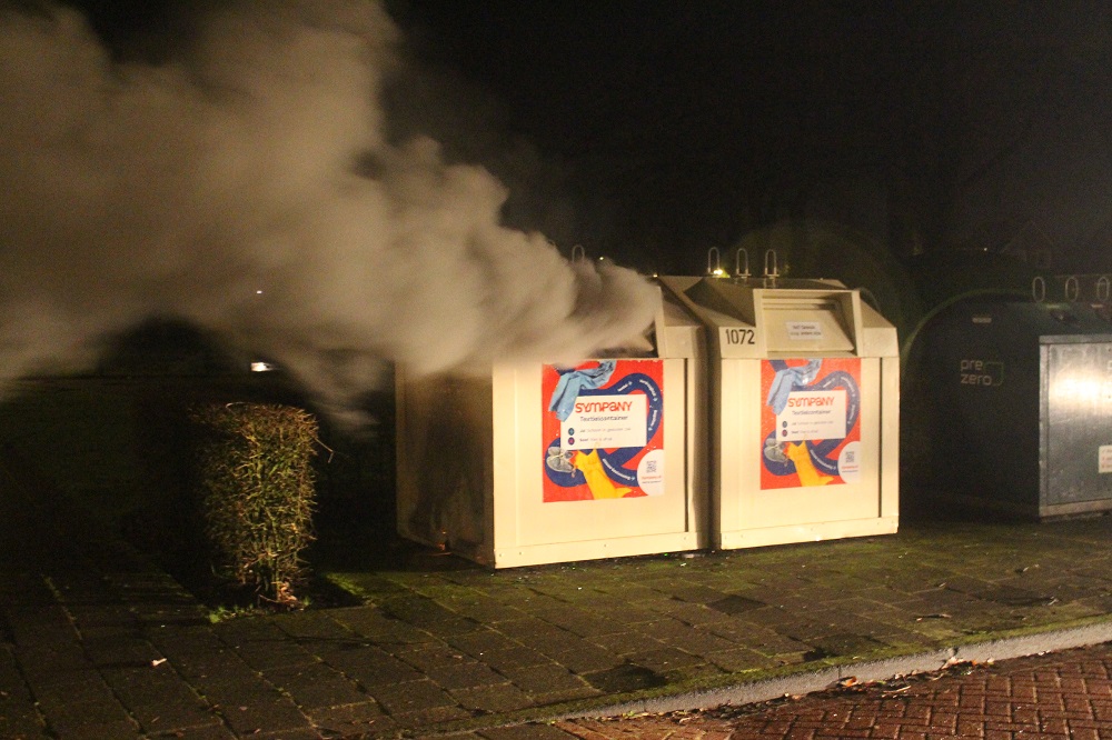 Veel rookontwikkeling door brand in kledingcontainer