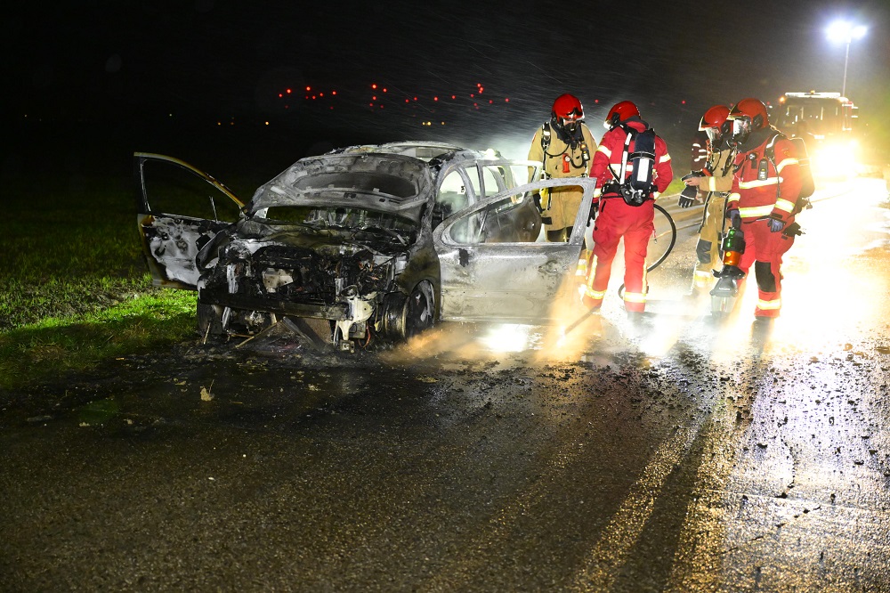 Auto vliegt in brand tijdens het rijden