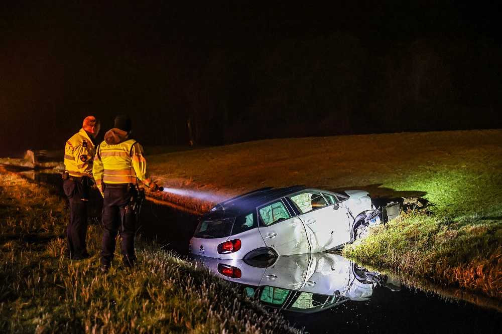 Auto eindigt in sloot na botsing tegen vrachtwagen