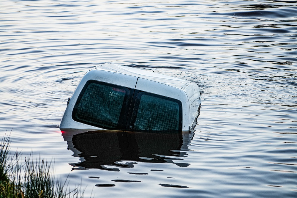 Bestelbus te water, bestuurder haalt nat pak