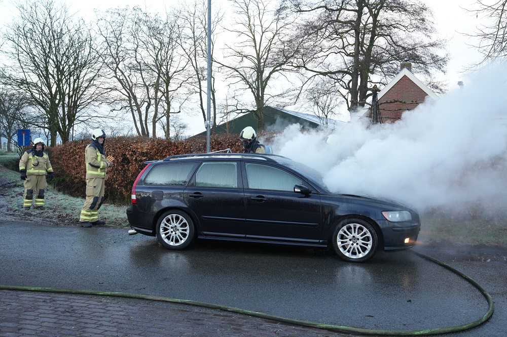 Auto vliegt in brand, veel schade aan motorcompartiment