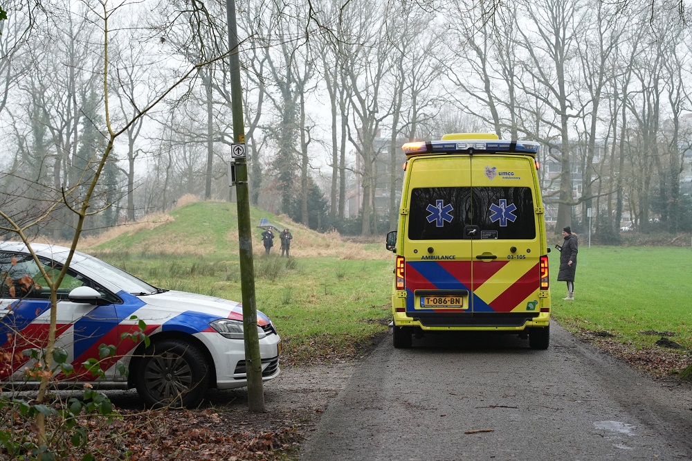 Scootmobielster door omstanders uit water gered
