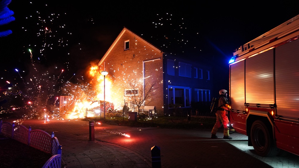 Vuurwerk ontploft in brandende auto