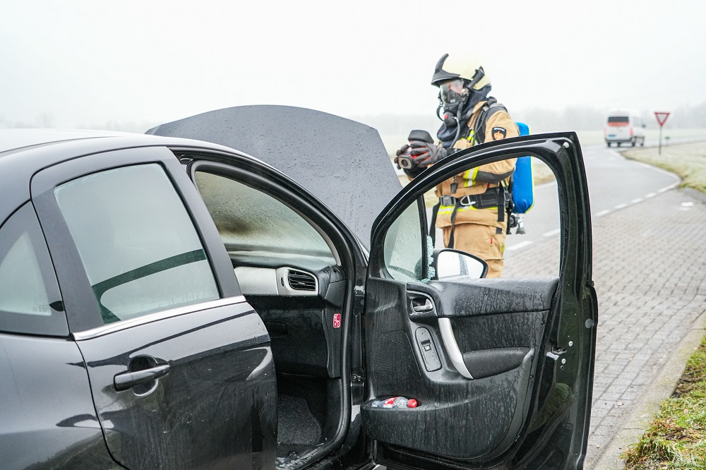 Auto vliegt in brand door kortsluiting