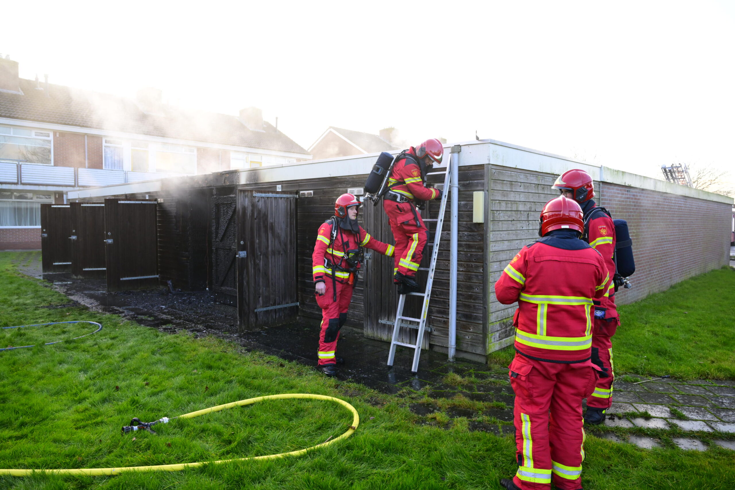 Brandweer blust brand in een garagebox