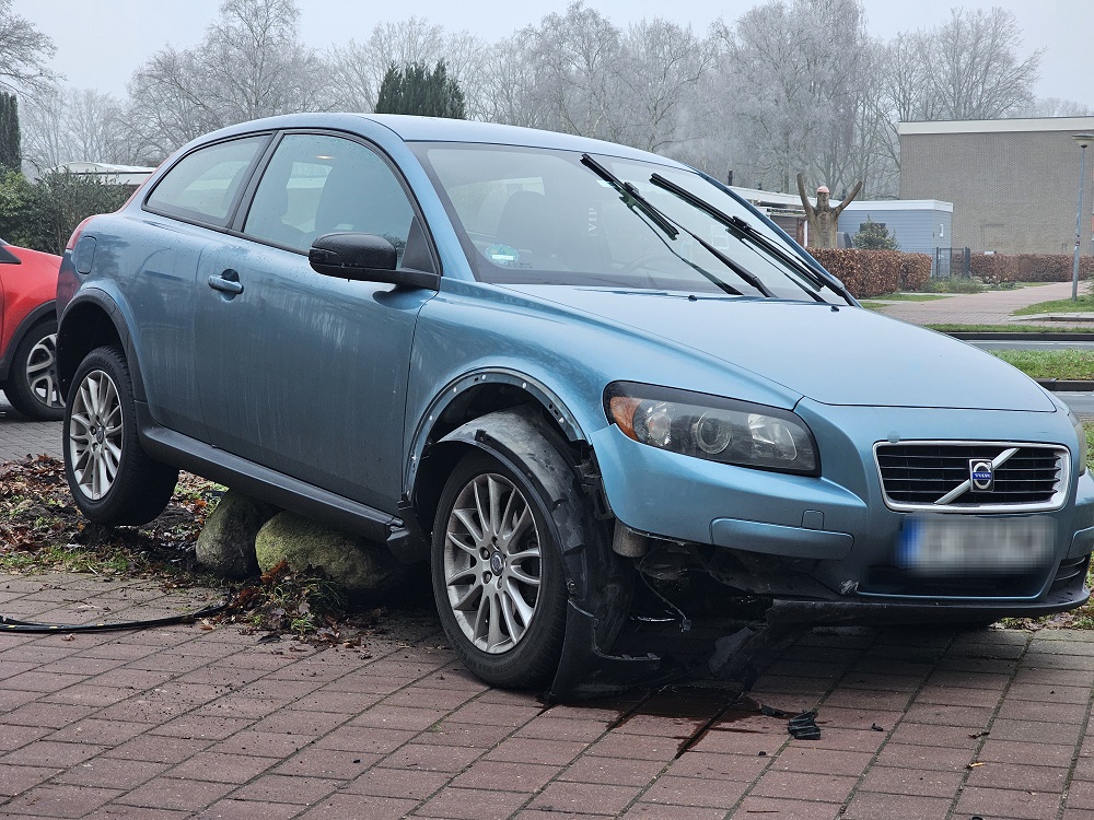 Auto belandt op rotsblok na ongeval op kruising