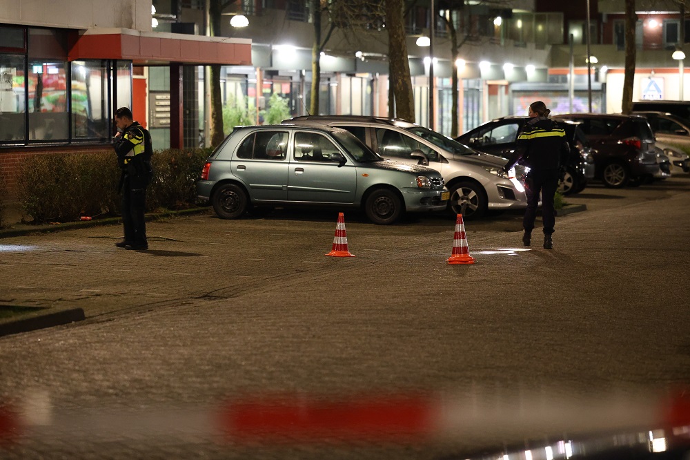 Auto meerdere keren beschoten op parkeerterrein