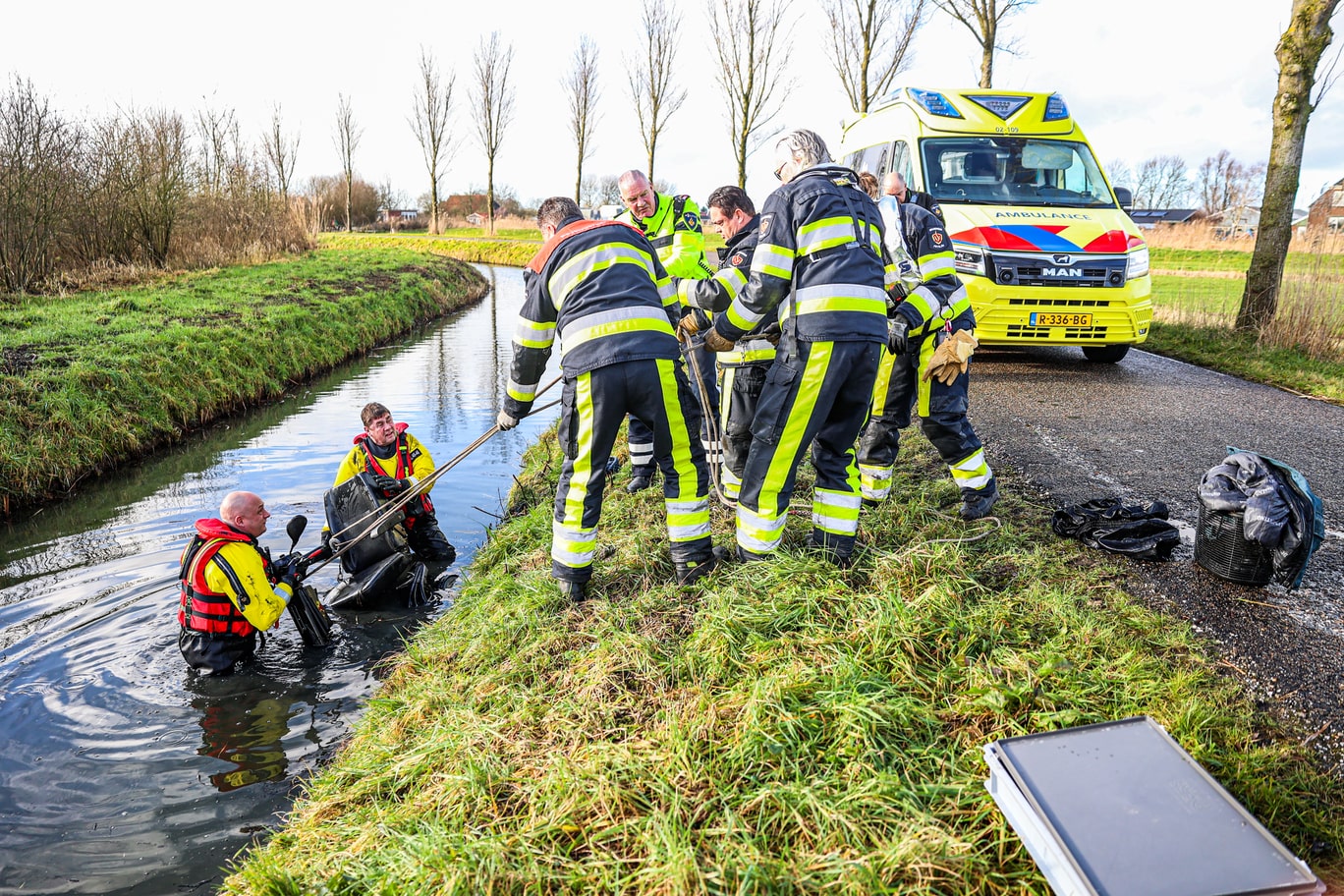 Scootmobieler rijdt water in en wordt gered door brandweer