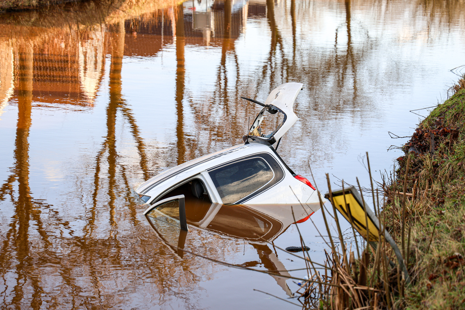 Bestuurder verliest controle over stuur na ongeval en rijdt water in