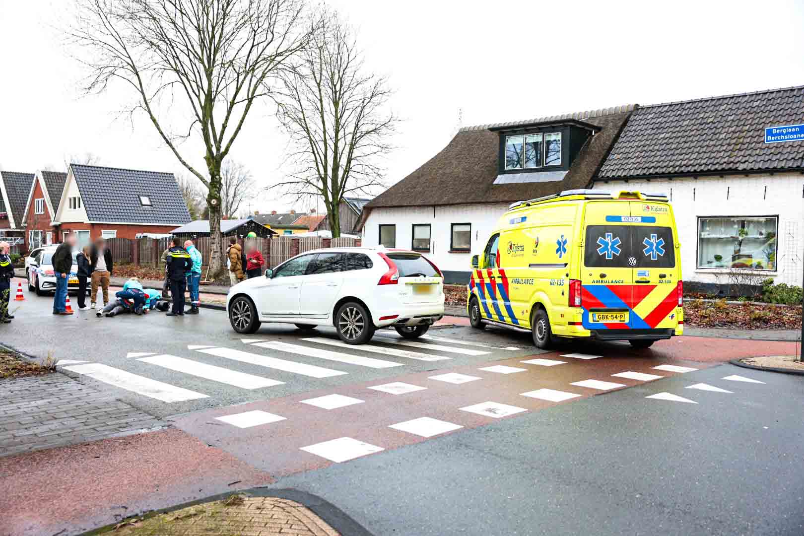 Bijrijdster van scooter gewond na botsing met auto