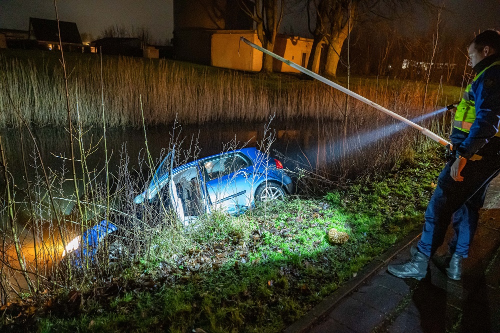 Auto belandt in sloot, bestuurder lichtgewond